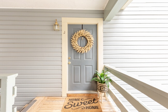 2241 Lovedale Ln, Unit J in Reston, VA - Foto de edificio - Building Photo