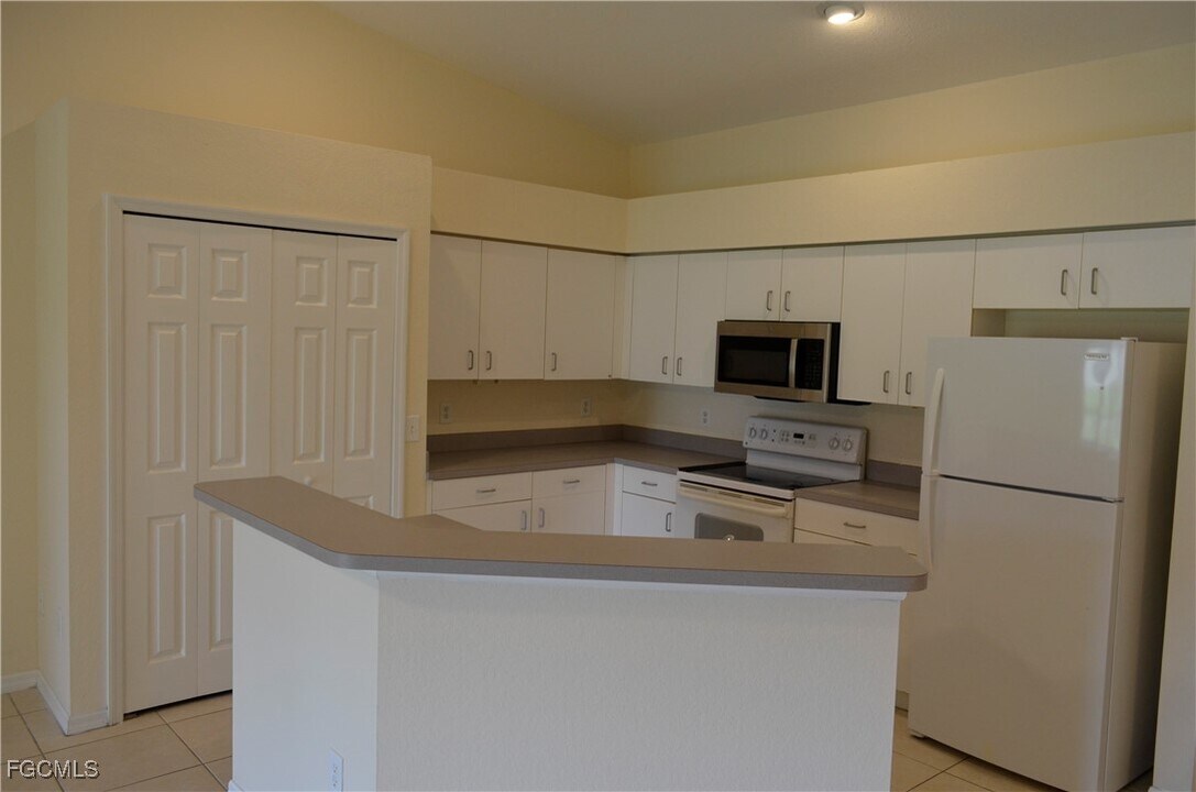 1325 SE 8th Ave in Cape Coral, FL - Building Photo