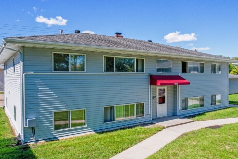 Cedar Apartments in Fargo, ND - Foto de edificio