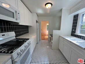 1024 1/2 N Gardner St in Los Angeles, CA - Building Photo - Building Photo