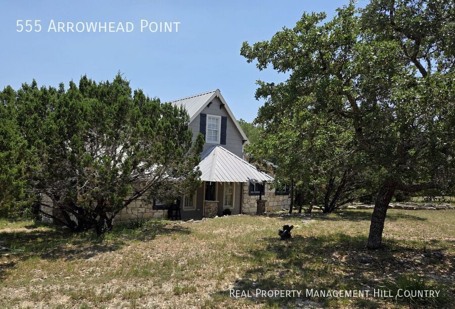 555 Arrowhead Pt in Helotes, TX - Building Photo