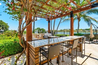 1830 Embassy Dr, Unit 411 in West Palm Beach, FL - Foto de edificio - Building Photo