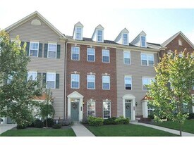 704 Park Plaza E, Unit 10-2074 in Wexford, PA - Building Photo