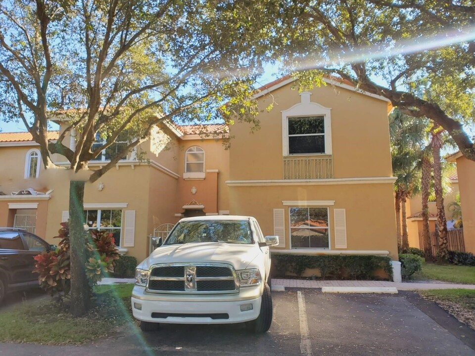 8510 NW 141st Ln in Miami Lakes, FL - Building Photo