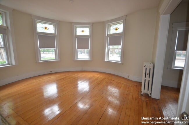 1812 Beacon St, Unit 2 in Brookline, MA - Building Photo - Building Photo