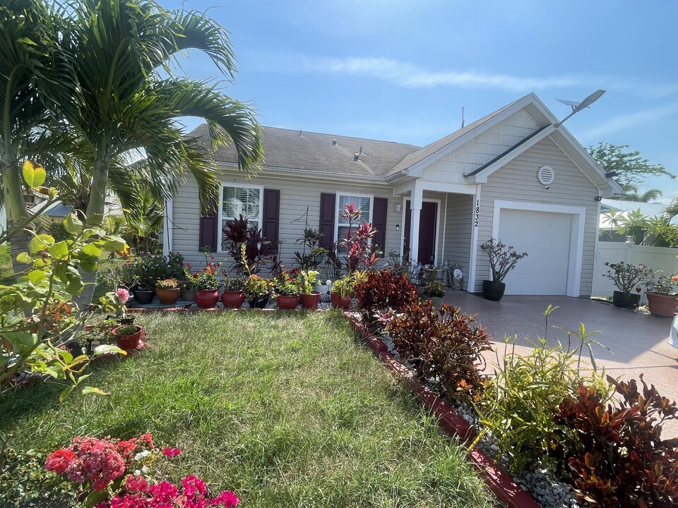 1832 SW Cameo Blvd in Port St. Lucie, FL - Building Photo