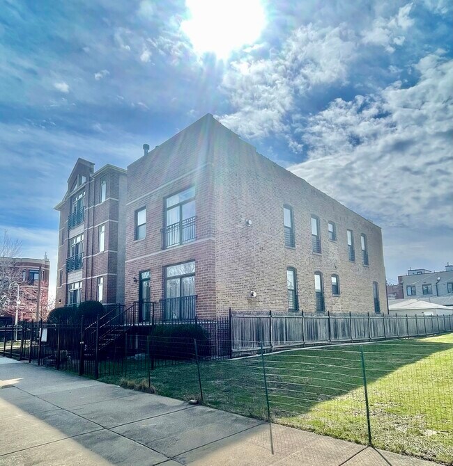 469 E Bowen Ave in Chicago, IL - Building Photo - Building Photo