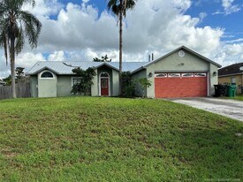 699 SW Hoffenberg Ave in Port St. Lucie, FL - Building Photo