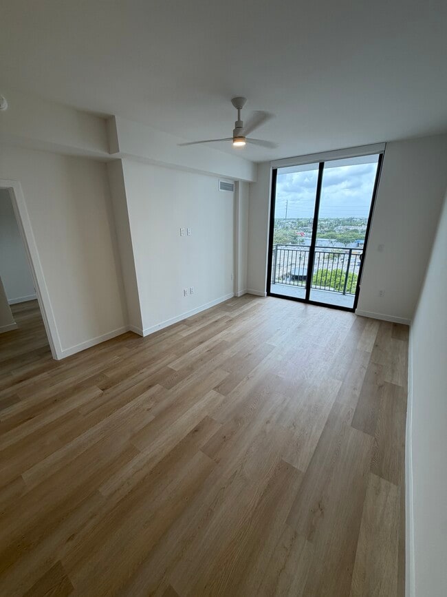 226 SE 3rd St, Unit B7 in Dania Beach, FL - Foto de edificio - Building Photo