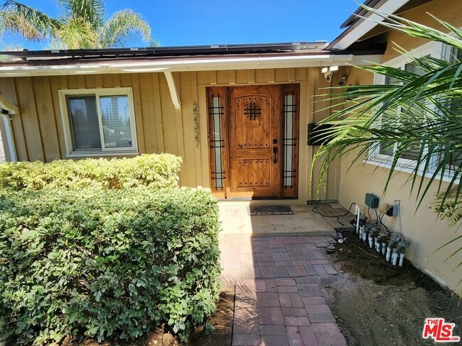 22327 Gifford St in Los Angeles, CA - Building Photo - Building Photo