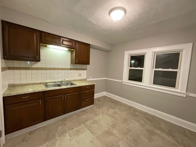 10012 Greenview Ave in Garfield Heights, OH - Foto de edificio - Building Photo