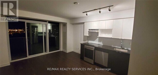 120 Varna Dr in Toronto, ON - Building Photo - Building Photo