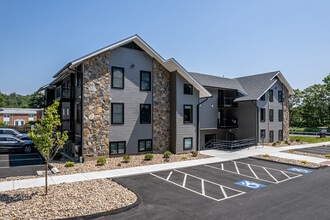 Simsbury Center Apartments in Simsbury, CT - Foto de edificio - Building Photo