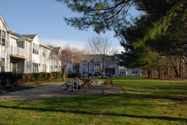 Briarwood Court Apartments in Belvidere, NJ - Building Photo - Building Photo