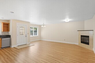 17138-17146 NE Oregon St in Portland, OR - Building Photo - Building Photo