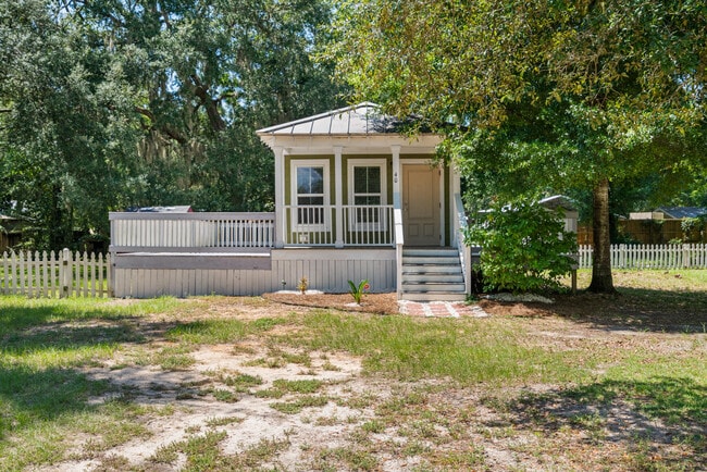 property at 40 Horseshoe Ln
