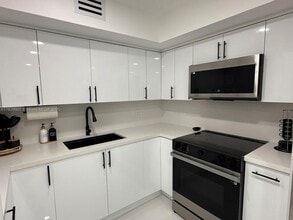 6070 W 19th Ave in Hialeah, FL - Building Photo - Building Photo