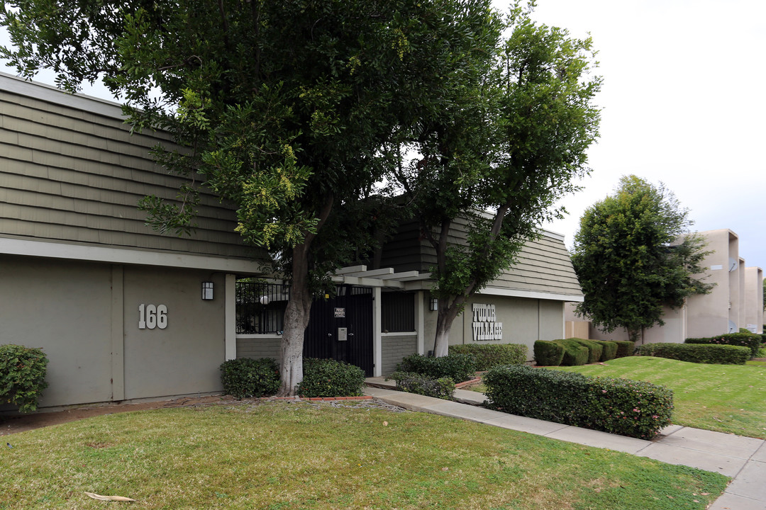 Tudor Village in El Cajon, CA - Foto de edificio