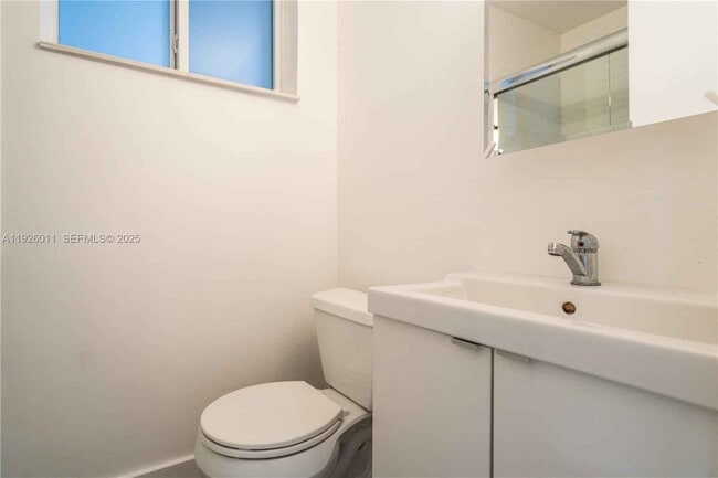 1750 S Treasure Dr in North Bay Village, FL - Building Photo - Building Photo