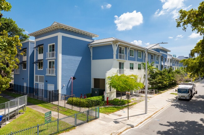 Father Marquess-Barry Apartments in Miami, FL - Foto de edificio - Building Photo