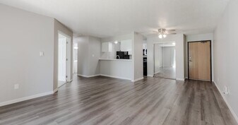 Hamlet Apartments in West Des Moines, IA - Building Photo