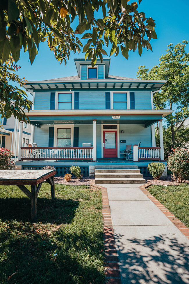 Walnut Home - Behind Greek Row!