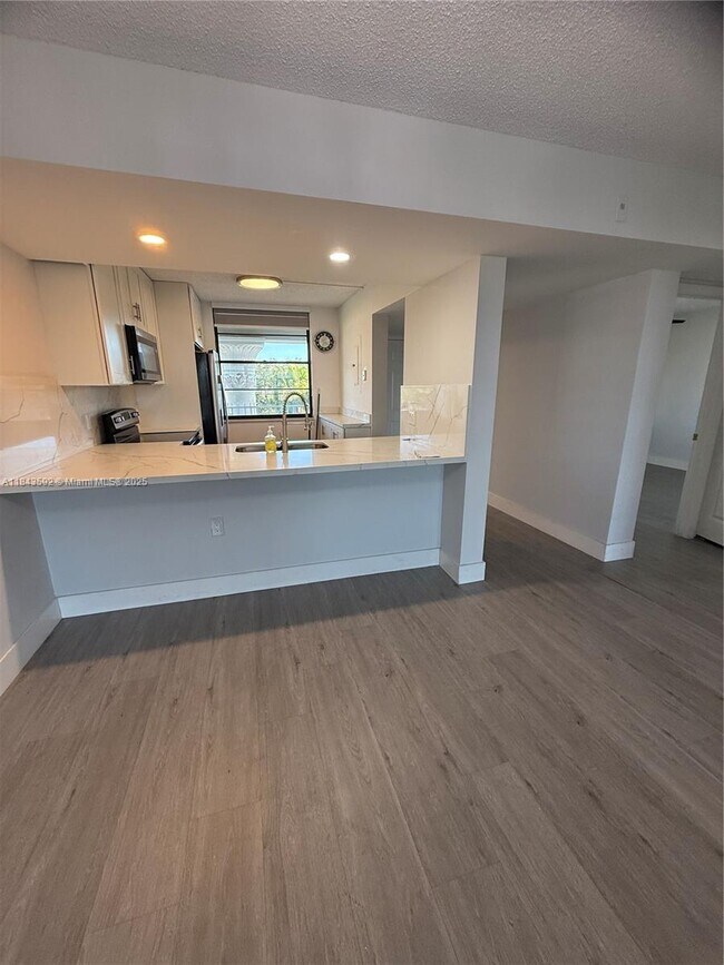 1508 Whitehall Dr in Davie, FL - Building Photo - Building Photo
