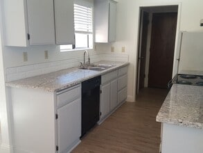 406 W Carob Ave in Reedley, CA - Building Photo - Building Photo