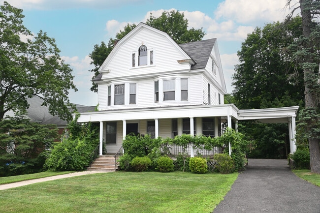 137 Deer Hill Ave in Danbury, CT - Building Photo - Building Photo