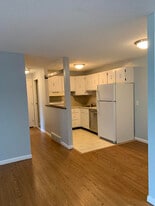 18 Surrey Dr, Unit 18 in Newington, CT - Building Photo