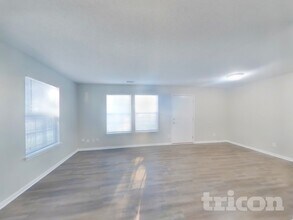 1256 Odell Ln in Greenwood, IN - Foto de edificio - Building Photo