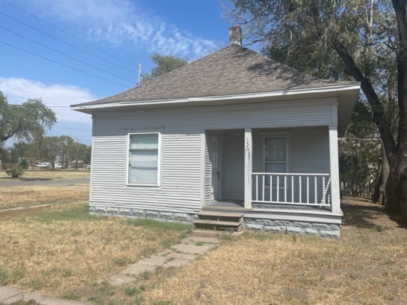 130 N Maple St in Hutchinson, KS - Building Photo