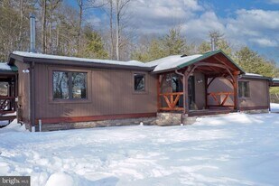 371 Green Tree Dr in Auburn, PA - Building Photo