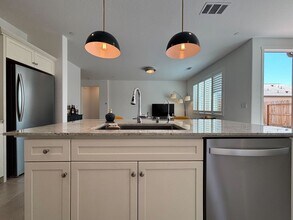 492 Windemere Way in Madera, CA - Building Photo - Building Photo