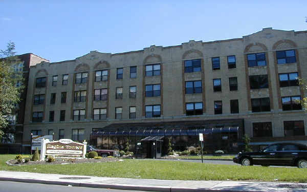 Regina Towers in East Orange, NJ - Building Photo