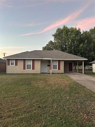 1220 S 6th St in Bonham, TX - Building Photo