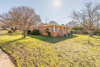 6956 Park Pl Dr in Richland Hills, TX - Foto de edificio - Building Photo