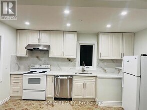 77 Nash Dr in Toronto, ON - Building Photo - Building Photo