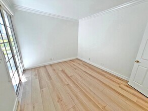 15507 Moorpark St, Unit 203 in Los Angeles, CA - Foto de edificio - Building Photo