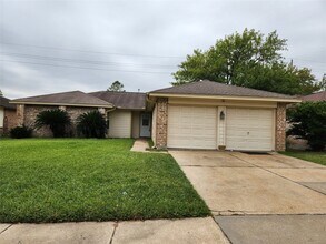 2715 Sunbird Dr in Houston, TX - Foto de edificio - Building Photo