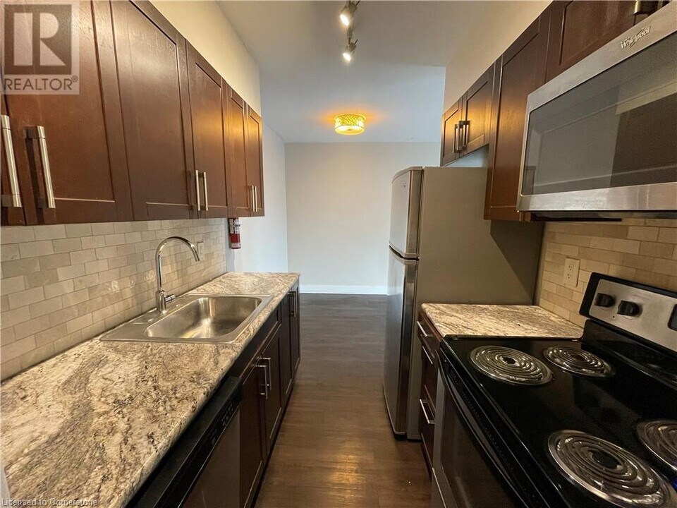 326 Hunter St E in Hamilton, ON - Building Photo