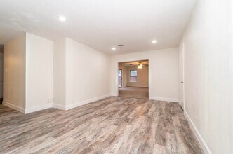 4939 47th St, Unit D in Lubbock, TX - Foto de edificio - Building Photo