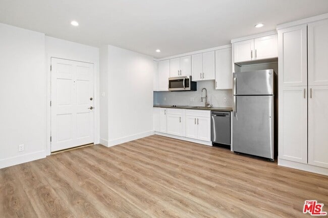 11825 Goshen Ave in Los Angeles, CA - Building Photo - Building Photo