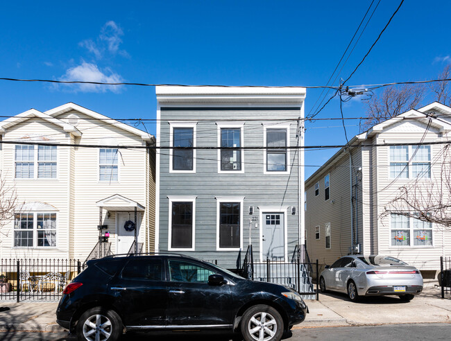 221 Whiton St in Jersey City, NJ - Building Photo - Building Photo