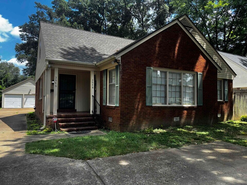 3646 Walnut Grove Rd in Memphis, TN - Building Photo