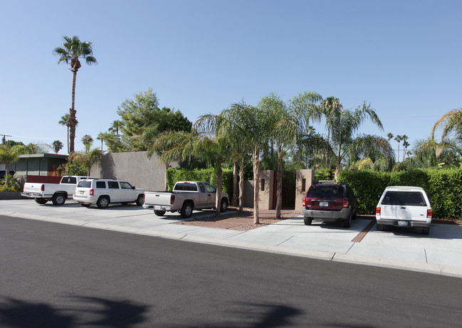 522 E Cottonwood Rd in Palm Springs, CA - Foto de edificio - Building Photo