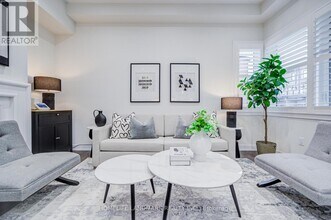 33 Golden Fern St in Markham, ON - Building Photo - Building Photo