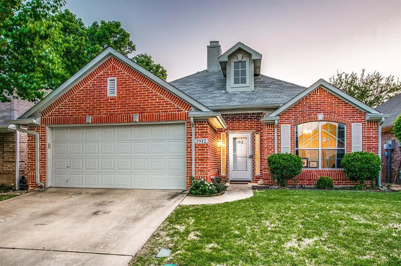 1912 Briarwyck Ct in Denton, TX - Building Photo