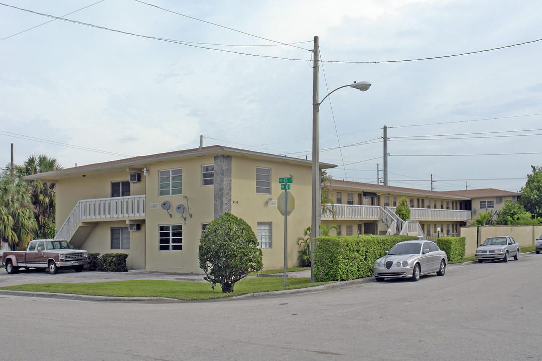 4349 NW 10th St in Miami, FL - Foto de edificio