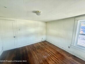 662 Simpson St in Throop, PA - Building Photo - Building Photo